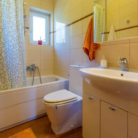 Nella. * Цриквеница